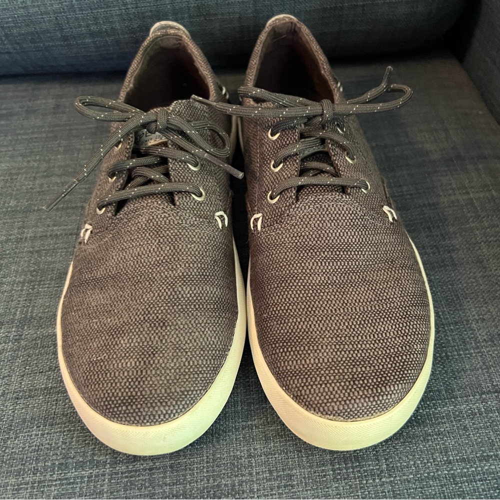 Dark gray dress sneakers with memory foam insole and gray faux leather detail.